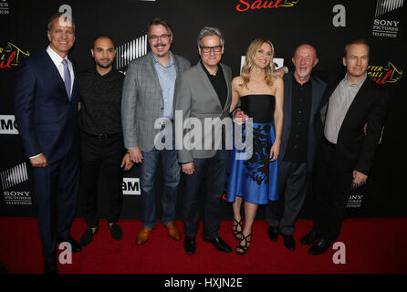 Culver City, CA, USA. 28. März 2017. 28. März 2017 - Culver City, Kalifornien - Patrick Fabian, Michael Mando, Vince Gilligan, Peter Gould, Rhea Seehorn, Jonathan Banks, Bob Odenkirk. AMC '' besser rufen Sie Saul'' Staffel 3 Premiere statt im Arclight Kinos Culver City. Bildnachweis: AdMedia Credit: AdMedia/ZUMA Draht/Alamy Live-Nachrichten Stockfoto