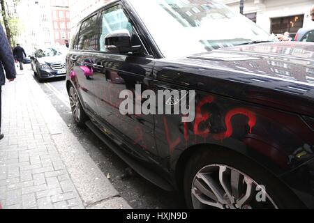 London, UK. 29. März 2017. Ein unzufriedener Kunde schreibt über ihre Range Rover und parkt es gegenüber Mayfair Range Rover Händler, London, UK - Kredit-29. März 2017: Nathan Hulse/Alamy Live News Stockfoto