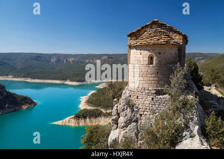 Romanische Kapelle der Mare de Deu De La Pertusa über der Canelles Stausee in Lleida, Katalonien, Spanien. Stockfoto