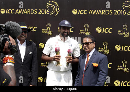 Dharamshala, Indien. 28. März 2017. Dharamshala: R Ashwin Kumar, Indian Cricket-Team zeigt seine Preise als Kapil Dev (l) und Sunil Gavaskar (r) stehen auch mit ihm während der Preisverleihung Verteilung als indische 4. Testspiel und auch 4 Testspiel-Serie gegen Australien mit 2: 1, an Dharasmhala gewonnen. Bildnachweis: Shailesh Bhatnagar/Pacific Press/Alamy Live-Nachrichten Stockfoto