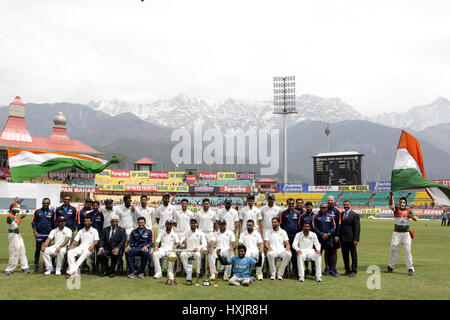 Dharamshala, Indien. 28. März 2017. Dharamshala: Indische Cricket-Team) posieren für Fotos mit Trophäe als indische 4. Testspiel und auch 4 Testspiel-Serie gegen Australien mit 2: 1, bei Dharasmhala gewonnen. Bildnachweis: Shailesh Bhatnagar/Pacific Press/Alamy Live-Nachrichten Stockfoto