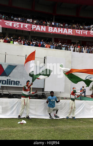 Dharamshala, Indien. 28. März 2017. Dharamshala: Indische Cricket-Fans "Wellenlinien" der indischen Flagge während der Preisverleihung Verteilung als indische gewann das 4. Testspiel und auch 4 Testspiel-Serie gegen Australien mit 2: 1, bei Dharasmhala. Bildnachweis: Shailesh Bhatnagar/Pacific Press/Alamy Live-Nachrichten Stockfoto