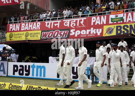 Dharamshala, Indien. 28. März 2017. Dharamshala: Indische Cricket-Team mit skipper Virat Kohli Ankunft im Boden während der Preisverleihung Verteilung als indische 4. Testspiel und auch 4 Testspiel-Serie gegen Australien mit 2: 1, an Dharasmhala gewonnen. Bildnachweis: Shailesh Bhatnagar/Pacific Press/Alamy Live-Nachrichten Stockfoto