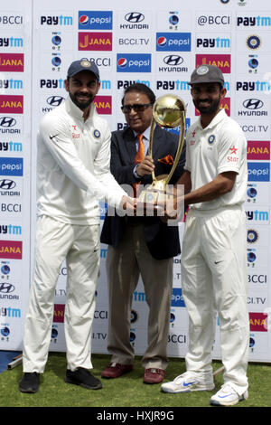 Dharamshala, Indien. 28. März 2017. Dharamshala: Indische Cricket Team Skipper Virat Kohli (l), A Rehane (r) Kapitän für 4. Testspiel Erhalt die Rand-Gavaskar Trophäe von Sunil Gavaskar (c) während der Preisverleihung Verteilung indischen 4. Testspiel und auch 4 Testspiel-Serie gegen Australien mit 2: 1, an Dharasmhala gewonnen. Bildnachweis: Shailesh Bhatnagar/Pacific Press/Alamy Live-Nachrichten Stockfoto