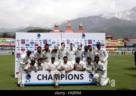 Dharamshala, Indien. 28. März 2017. Dharamshala: Indische Cricket-Team mit Skipper Virat Kohli (links) posieren für Fotos mit Trophäe als indische 4. Testspiel und auch 4 Testspiel-Serie gegen Australien mit 2: 1, bei Dharasmhala gewonnen. Bildnachweis: Shailesh Bhatnagar/Pacific Press/Alamy Live-Nachrichten Stockfoto