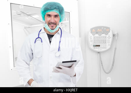 Arzt mit Tablet-PC vor der CT (Computertomographie-Tomographie) Scan-Zimmer Stockfoto