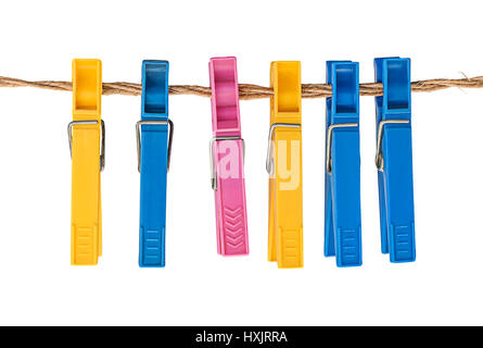 Bunte Kunststoff-Wäscheklammern an einem Seil isoliert auf weißem Hintergrund Stockfoto