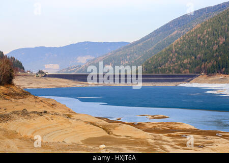 Der Stausee Lago di Zoccolo mit seinen Damm in dem Ultental in Südtirol. Der See ist Teil der Wasserkraftproduktion im Tal. Stockfoto