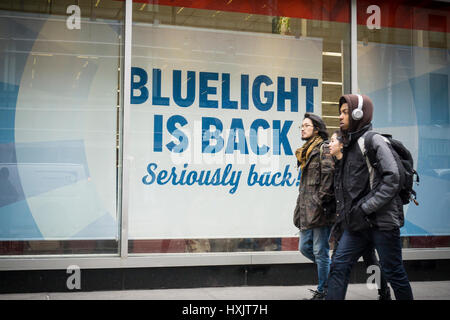 Bluelight ist zurück in einem KMart-laden in New York auf Freitag, 24. März 2017. Die umkämpfte Sears Holdings, der Besitzer des KMart und Sears, warnte vor Zweifel daran, dass es weiterhin unter Berufung auf Jahren rückläufiger Umsatz und Verluste in der Lage wäre. (© Richard B. Levine) Stockfoto