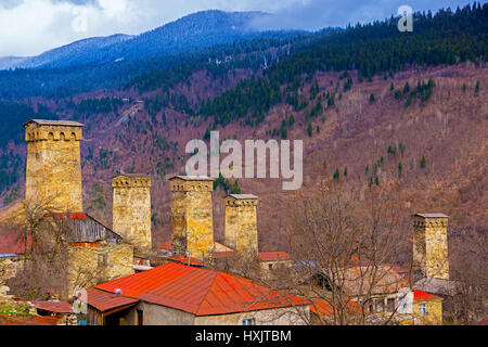 Hohe Häuser von Mestia im Kaukasus Republik von Georgia. Stockfoto