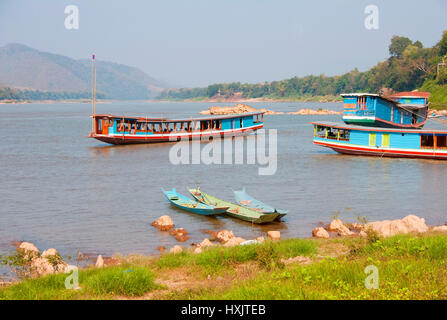 Boote am Mekong River in der Nähe von Luang Prabang, Laos. Stockfoto