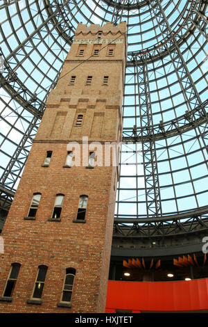 MELBOURNE, Australien - 31. Oktober 2016: Unter einer Glaskuppel Hugh Coop Fabrik Shot Tower, im Jahre 1888, Melbourne Central Shopp befindet sich in Stockfoto