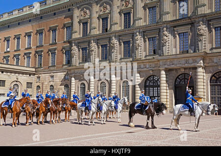 Ändern des Schutzes im königlichen Palast in Stockholm, Schweden. Stockfoto