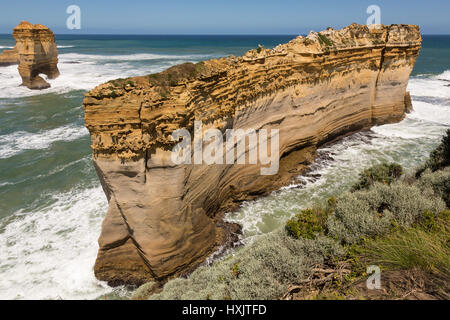 Great Ocean Road, heißt die Felsformation Razorback wegen der scharfen Kante durch Wind, Salzwasser und Wellen verursacht. Victoria, Australien. Stockfoto