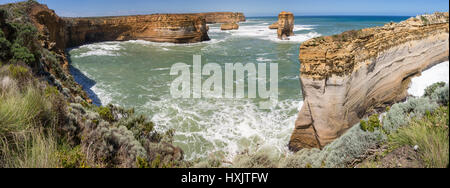 Great Ocean Road, heißt die Felsformation Razorback wegen der scharfen Kante durch Wind, Salzwasser und Wellen verursacht. Victoria, Australien. Schöne Stockfoto