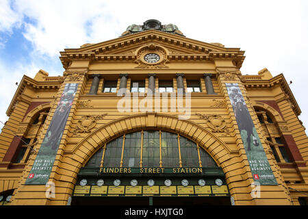 MELBOURNE, Australien - 31. Oktober 2016: Flinders Street Station in Melbourne, Victoria, Australien ist das beschäftigt und berühmte Wahrzeichen in Melbourne visite Stockfoto