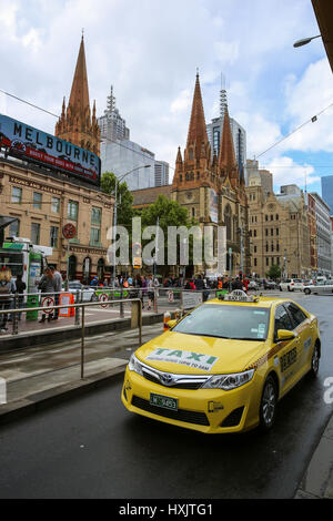 MELBOURNE, Australien - 31. Oktober 2016: 13CAB außerhalb Flinders Street Station, gegenüber der St. Pauls Cathedral. Stockfoto