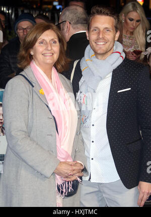 16. März 2017 - Teilnahme an einer anderen Mutter Sohn "Welt-Premiere, Odeon Leicester Square in London, England, UK Stockfoto