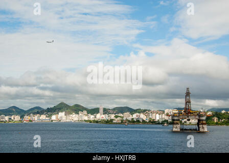 Brasilien - Ölplattform an der Guanabara-Bucht, Rio De Janeiro im Hintergrund - Öl Industrie - Reiseziel - Foto aufgenommen am 19. Dezember 2013 Stockfoto