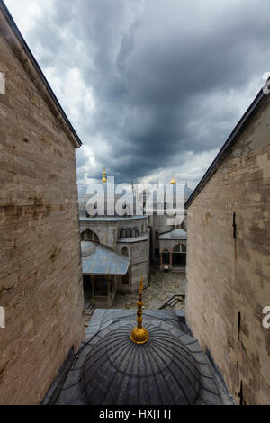 Kuppeln der Moschee aus dem Fenster der Hagia Sophia, blaue Moschee im Hintergrund Stockfoto