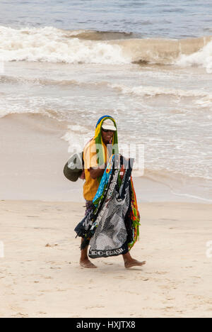 Ein Verkäufer der brasilianischen Souvenir am Strand von Copacabana, Rio De Janeiro - Brasilien - 19. Dezember 2013 Stockfoto