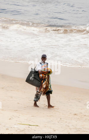 Ein Verkäufer der brasilianischen Souvenir am Strand von Copacabana, Rio De Janeiro - Brasilien - 19. Dezember 2013 Stockfoto