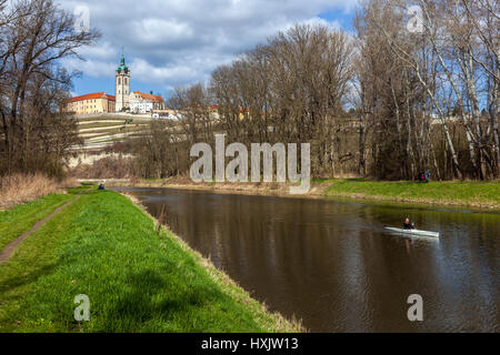 Melnik Schloss und Kirche Turm von St. Peter und Paul dominiert die Region, ein Kanufahrer auf dem Kanal von der Vltava (Moldau), Mittelböhmen, Tschechische Republi Stockfoto