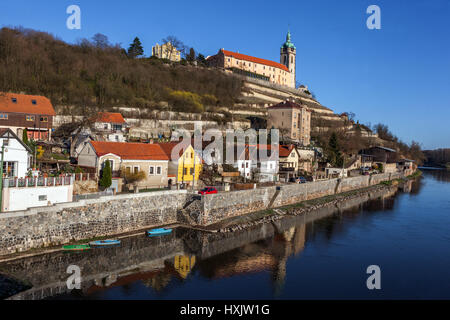 Melnik, tschechische Burg und Kirche über der Elbe Tschechische Republik Stockfoto