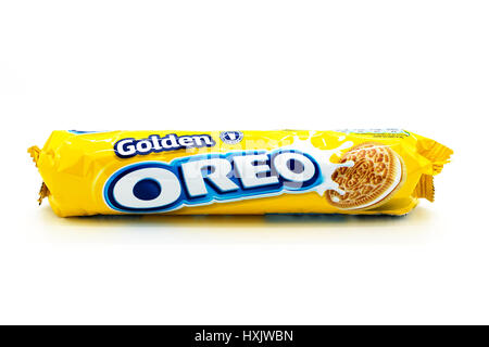 Goldene Oreo Cookies auf weißem Hintergrund Stockfoto