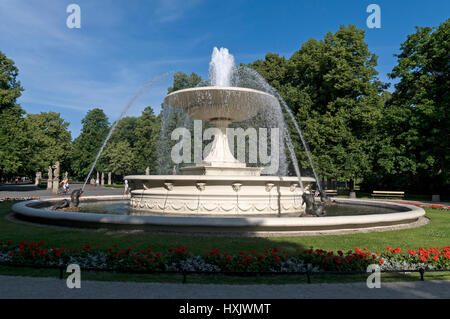 Eine Statue im Sächsischen Garten mit einem großen Springbrunnen in Warschau, Polen Stockfoto