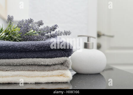 Seifenspender mit einem Stapel Handtücher im Badezimmer Nahaufnahme Stockfoto
