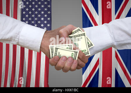 100-Dollar-Rechnungen Handshake mit USA und UK Flaggen Hintergrund. Stockfoto