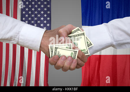 100-Dollar-Rechnungen Handshake mit USA und französische Flaggen Hintergrund. Stockfoto