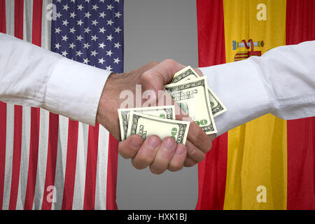 100-Dollar-Rechnungen Handshake mit USA und spanische Flaggen Hintergrund. Stockfoto