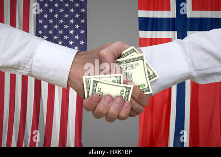 100-Dollar-Rechnungen Handshake mit USA und Norwegens Fahnen Hintergrund. Stockfoto