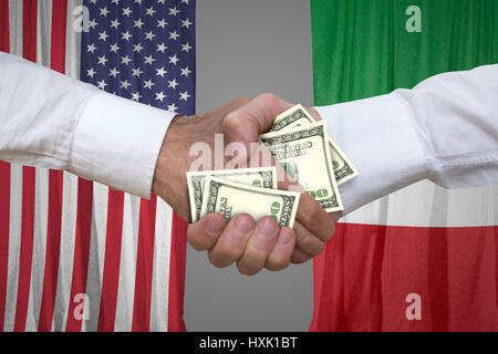 100-Dollar-Rechnungen Handshake mit USA und Italiens Fahnen Hintergrund. Stockfoto