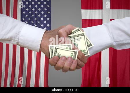 100-Dollar-Rechnungen Handshake mit USA und dänische Flaggen Hintergrund. Stockfoto