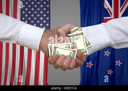 100-Dollar-Rechnungen Handshake mit USA und New Zealand Fahnen Hintergrund. Stockfoto