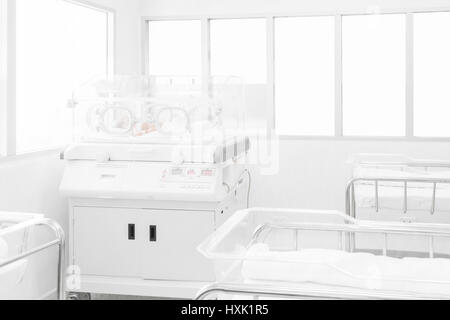 Neugeborenes Baby in Brutmaschine in Krankenzimmer Endfinanzierung abgedeckt Stockfoto