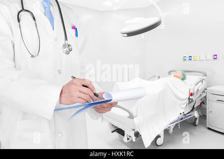 Arzt schriftlich eine ärztliche Verschreibung im Kreißsaal Stockfoto