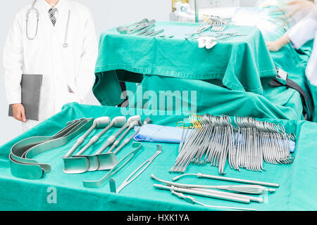 Chirurgische Instrumente, die auf eine OP-Tray, die ein Patient in einem OP-Saal in ein modernes Krankenhaus, nehmt benötigen angezeigt Stockfoto