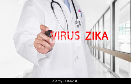 Arzt schreiben die Worte VIRUS ZIKA mit schwarzem Filzstift auf Bildschirm für medizinisches Konzept Background Stockfoto