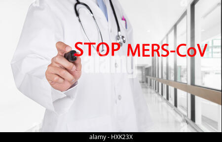 Arzt stoppen Mers-Cov Texteingabe auf transparente Brett zu neuen leeren Krankenhaus-Flur-Hintergrund Stockfoto