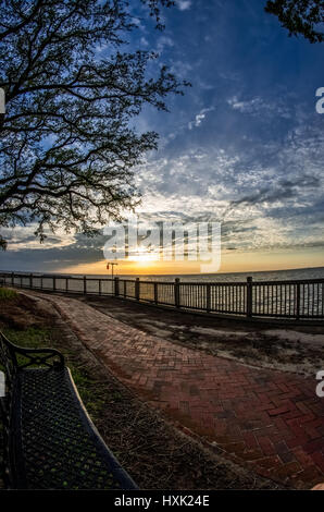 Punkt-Clear AL USA - 2. Mai 2014 - Sonnenuntergang über Mobile Bay als die Sonne drehte sich zu gold Stockfoto