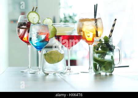 Bar. Cocktail trinken auf dem Tisch Stockfoto