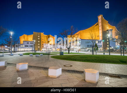 Nachtansicht der Berliner Philharmonie Konzertsäle, Haus des Berliner Philharmonischen Orchesters in Berlin, Deutschland Stockfoto
