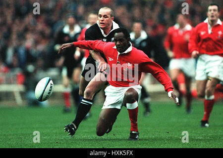 CHRISTIAN CULLEN NIGEL WALKER WALES V Neuseeland RU 3. Dezember 1997 Stockfoto