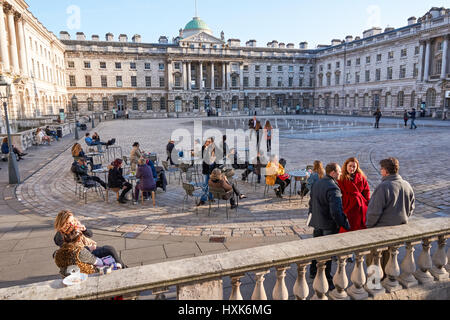 Menschen im Café Fernandez & Wells im Innenhof des Somerset House, London England Vereinigtes Königreich Großbritannien Stockfoto