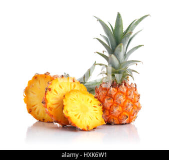 Ananas mit Scheiben isoliert auf weißem Hintergrund Stockfoto