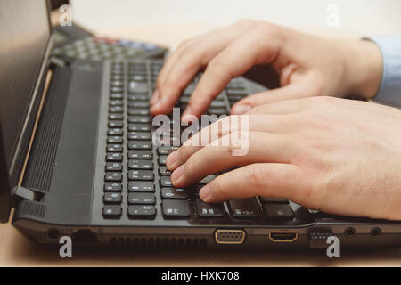 Geschäftsmann Hand über die Tastatur am Computer laptop Stockfoto